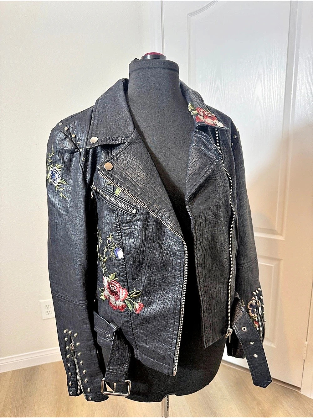 Faux Leather Driftwood Embroidered Moto Jacket in Black Large Like New